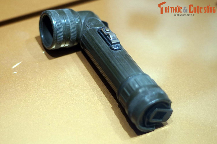 Dù sở hữu chiếc đèn pin được xem là "tốt nhất thế giới" lúc bấy giờ, bóng tối vẫn là cơn ác mộng triền miên đối với lính Mỹ tại Việt Nam. Trên thực tế, quân Mỹ chỉ tiến hành các chiến dịch khi trời sáng rõ. Khi đêm xuống, họ sẽ hạn chế di chuyển để tránh phải đối mặt với chiến thuật đánh đêm đánh gần vô cùng hiệu quả của quân đội Giải phóng, đặc biệt là lực lượng đặc công.