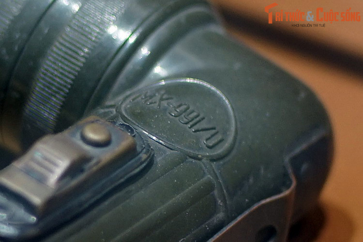 Được thiết kế theo tiêu chuẩn quân đội, đèn có khả năng chống thấm nước, phần vỏ làm bằng một loại nhựa cực bền, nhưng chịu được thời tiết nhệt đới nóng ẩm và hạn chế tối ám mùi như những loại nhựa thông thường.