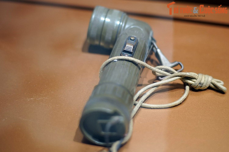 Do đèn pin có cấu tạo đặc biệt cùng rất nhiều tính năng, lính Mỹ phải được huấn luyện sử dụng trước khi ra chiến trường. Để có kỹ năng truyền tin thành thạo, họ phải mất khá nhiều thời gian.