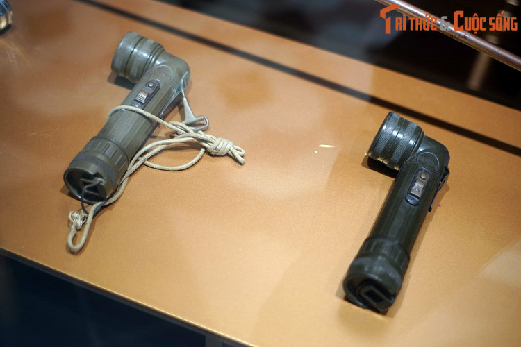 Do chất lượng rất tốt, đèn pin Mỹ cũng đã trở thành chiến lợi phẩm ưa thích của bộ đội ta. Khi chiến tranh kết thúc, nhiều chiếc đèn pin chữ L vẫn còn được gìn giữ và sử dụng. Ngày nay, chúng trở thành vật phẩm sưu tầm được nhiều người tìm mua với giá khá cao...