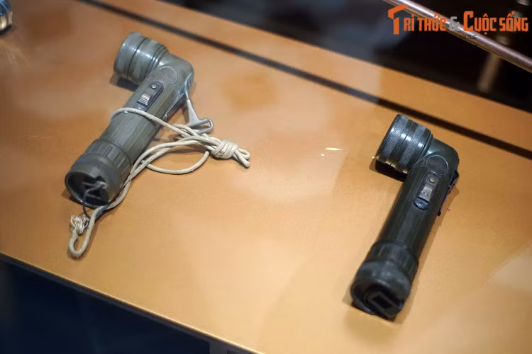 Do chất lượng rất tốt, đèn pin Mỹ cũng đã trở thành chiến lợi phẩm ưa thích của bộ đội ta. Khi chiến tranh kết thúc, nhiều chiếc đèn pin chữ L vẫn còn được gìn giữ và sử dụng. Ngày nay, chúng trở thành vật phẩm sưu tầm được nhiều người tìm mua với giá khá cao...