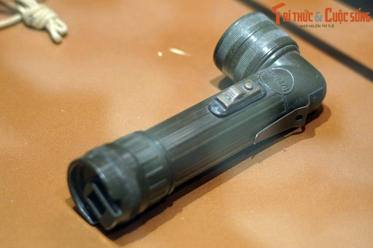 Dễ nhận thấy mẫu đèn này có kiểu dáng rất độc đáo với hình chữ L, chiều dài hơn một gang tay. Vì hình dạng này mà đèn pin của lĩnh Mỹ còn được gọi là đèn pin “cổ nghéo”.