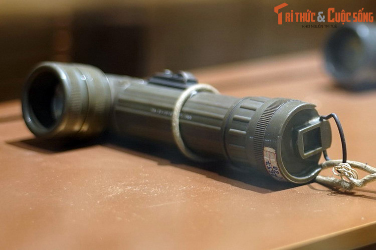 Trong điều kiện chiến trường đặc thù ở Việt Nam, đèn pin trở thành vật bất khả ly thân của lính Mỹ. Khi tác chiến trong rừng rậm buổi đêm, có những tình huống mà đèn pin còn quan trọng hơn súng ống, vì nó quyết định sự sống còn của cả một đơn vị.