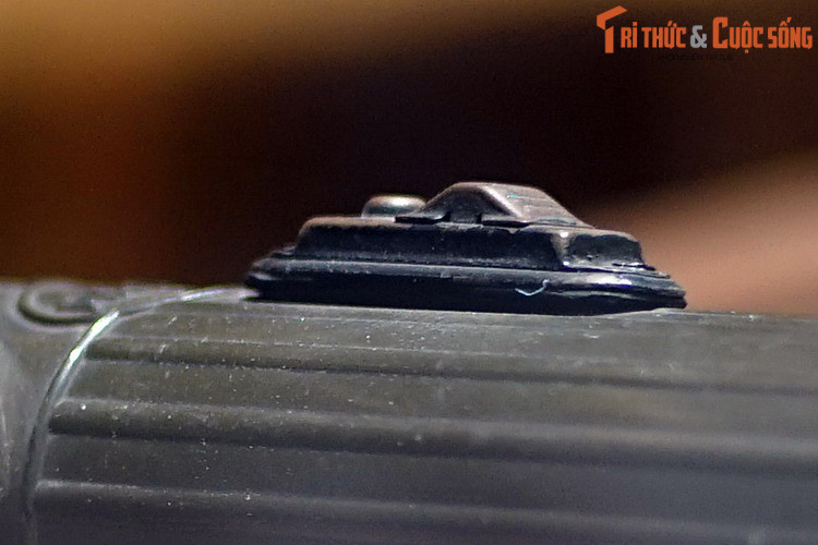 Không chỉ để chiếu sáng, đèn pin của lính Mỹ còn được sử dụng để truyền tín hiệu. Vì vậy nó có 3 chế độ hoạt động: bật, tắt và truyền tín hiệu. Ở chế độ truyền tín hiệu, đèn chỉ nháy một lần cho một lần bấm nút, giúp người dùng gửi mã morse cho nhau.