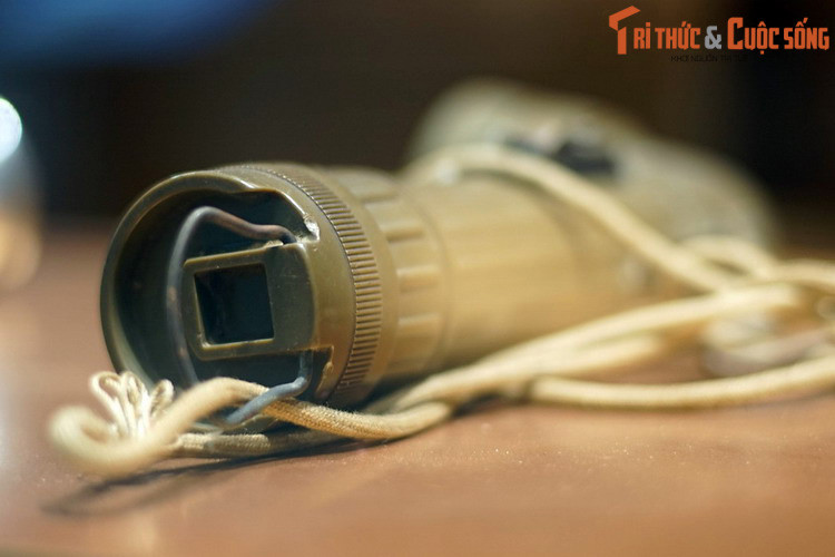 Ở đuôi đèn có một quai gài bằng kim loại cùng dây đeo bằng dù rất bền và chắc chắn, dùng để đeo hoặc cũng có thể gắn vào đai.