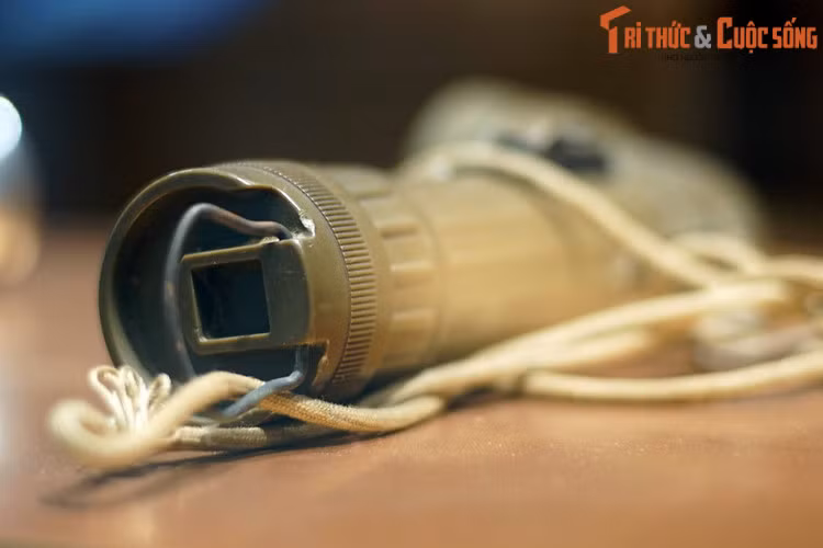 Ở đuôi đèn có một quai gài bằng kim loại cùng dây đeo bằng dù rất bền và chắc chắn, dùng để đeo hoặc cũng có thể gắn vào đai.