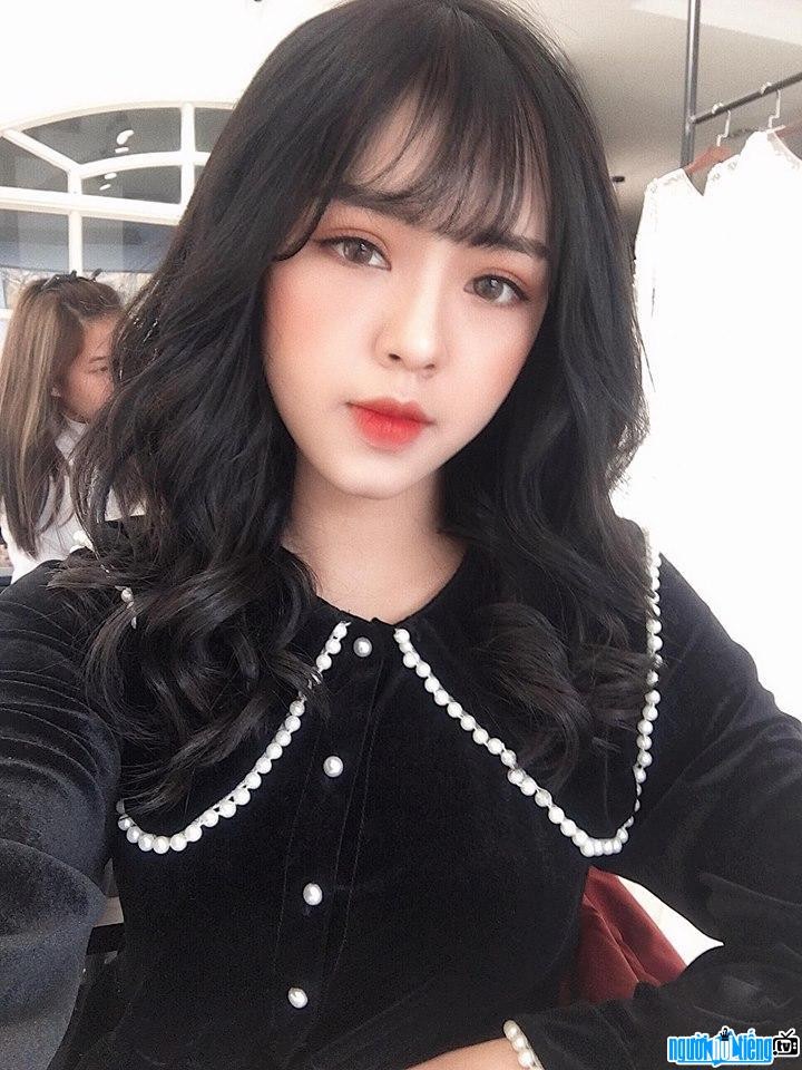 Cũng tại đoạn chia sẻ, nữ MC lần đầu tiên tiết lộ: “Thảo Trang vì những ngày qua đã mạnh mẽ, tập trung, đã cố gắng. Có những lần mít ướt, những đêm 4-5 giờ sáng vẫn ngồi học kiến thức chuyên môn để ngồi bài phân tích.