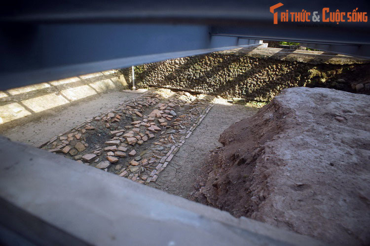 Phía sau Đoan Môn, năm 1999 các nhà khảo cổ học đã đào hố khai quật rộng 85,2 m2 để lần tìm dấu vết con đường Ngự đạo xưa. Ngày nay hố này được để lộ thiên cho du khách tham quan.