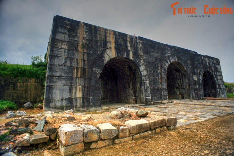 Cánh cổng Nam của thành nhà Hồ gồm 3 cửa cuốn dài 33,8 m, cao 9,5 m, rộng 15,17 m. Các phiến đá xây đặc biệt lớn (dài tới 7 m, cao 1,5 m, nặng chừng 15 tấn).