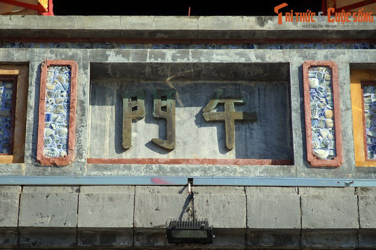 Ngọ Môn là nơi chứng kiến nhiều sự kiện lịch sử quan trọng của đất nước. Tại nơi đây vào ngày 30//8/1945, vua Bảo Đại đã đọc Tuyên ngôn Thoái vị và trao chính quyền lại cho chính phủ lâm thời Việt Nam Dân chủ Cộng hòa.