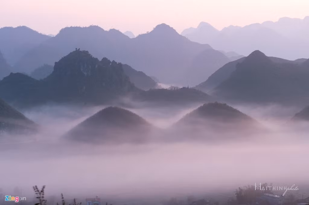 Tháng 2 hàng năm được coi là thời điểm đẹp nhất cho các nhiếp ảnh gia sáng tác cảnh mây luồn trên cao vùng Tây Bắc.