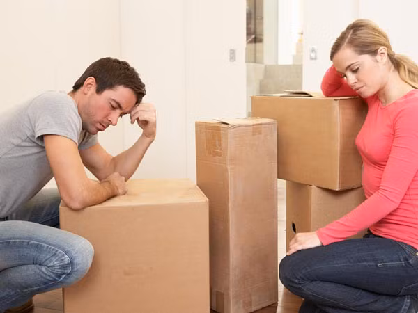 Những cô nàng hay anh chàng độc thân đến 35 tuổi đôi khi có suy nghĩ ghét cuộc sống hôn nhân. Họ sợ gánh nặng con cái, những câu chuyện vợ chồng phản bội, ngoại tình...do đó, họ càng nghi ngại việc kết hôn nhiều hơn. (Ảnh: Boldsky)