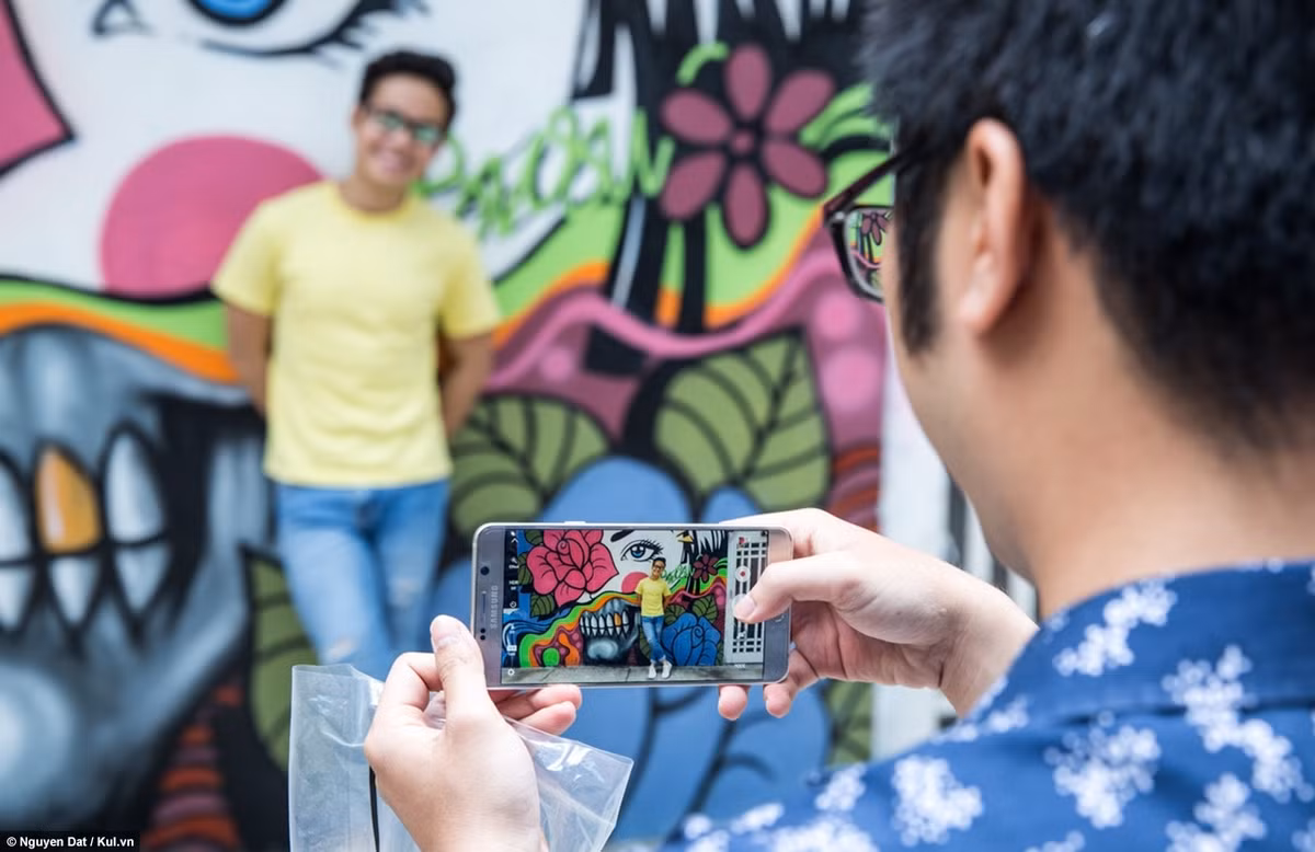 Bên ngoài khu Nhà Ga 3A đã có thể khiến các bạn trẻ thích mê với các hình graffiti đậm chất đường phố với hình ảnh vui tươi mang chút hơi hướng biếm họa trên tường. Những bạn trẻ đến đây cố gắng lưu lại những hình ảnh đầy màu sắc trên các bức tường trước khi nó bị đóng cửa.