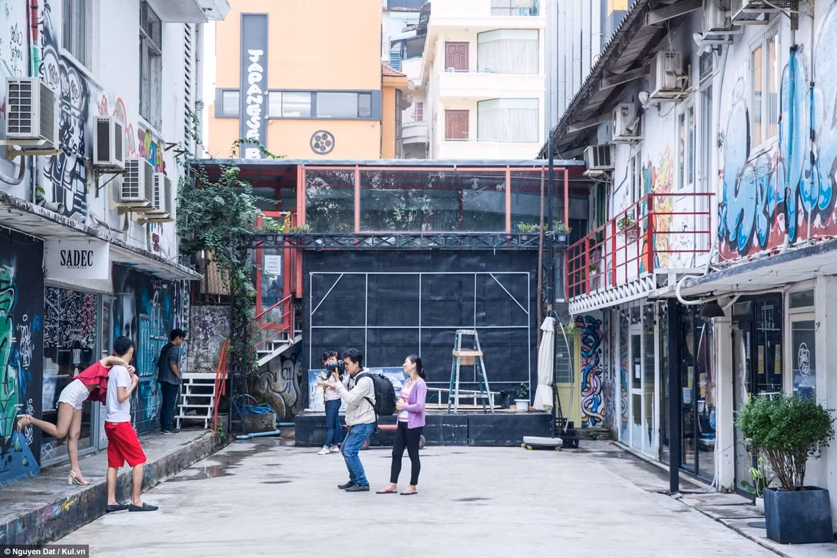 Một số bạn trẻ biết thông tin nơi này sắp đóng cửa đã tranh thủ đến đây, ghi lại những khung cảnh cuối cùng trong sự hoang mang và tiếc nuối.