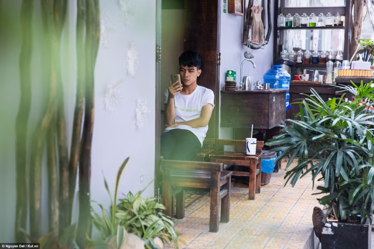 Nhà Ga 3A được xây dựng trên diện tích đất khoảng 2000m2 bao gồm: phòng tranh, studio, quán cafe, shop thời trang, kho hàng từ thiện, kho hàng ký gửi, tiệm bánh… Không gian ở đây vô cùng "chất" và thân thiện với khách hàng.