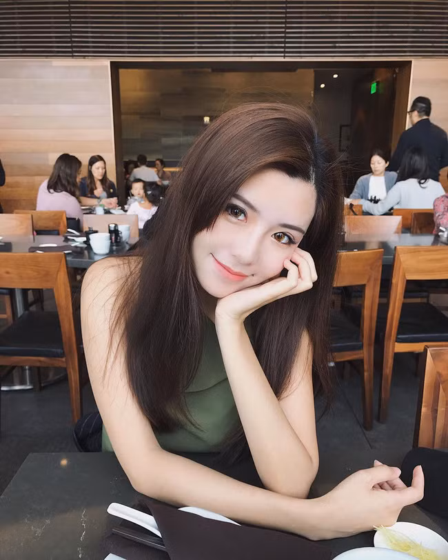 Được biết, bức ảnh mỹ nữ chụp nghiêng này được chụp tại quầy làm thủ tục ở sân bay. Tuy mặc đồng phục kín mít, nhưng với làn da trắng, mũi cao, mi đen... chỉ cần nhìn nghiêng thôi cô gái này đã 'hớp hồn' cánh mày râu rồi.