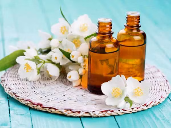 Tinh dầu hoa nhài. Tinh dầu hoa nhài là một trong những loại tinh dầu để sử dụng như nước hoa. Loại dầu này có vị ngọt, mùi hương hoa sẽ làm cho bạn cảm thấy như bạn đang đi bộ qua một khu vườn hoa nhài. Ngoài mùi hương say đắm của nó, dầu hoa nhài còn có tác dụng làm giảm sự lo lắng.