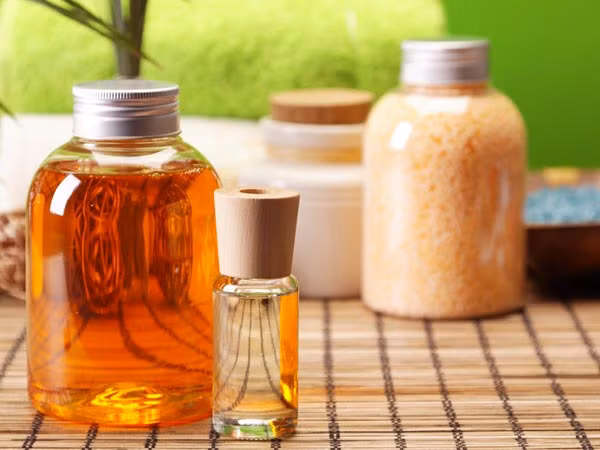 Tinh dầu gỗ đàn hương. Loại tinh dầu này có tác dụng mang đến cho bạn cảm giác khoan khoái như đang sải bước trong rừng cây. Tinh dầu gỗ đàn hương nồng nàn, dễ chịu với mùi thơm dịu ngọt, gợi nhớ đến những căn nhà gỗ xinh xắn, sử dụng phù hợp trong mùa thu và đông.