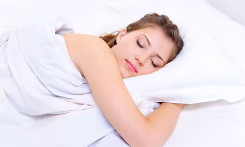 Ngủ đủ giấc là một trong những nguyên tắc giữ sức khỏe và chống lão hóa quan trọng. Thiếu ngủ không chỉ khiến cơ thể tiêu hao năng lượng mà còn làm chậm quá trình trao đổi chất, giảm quá trình đốt cháy chất béo và khiến bạn cảm thấy mệt mỏi.