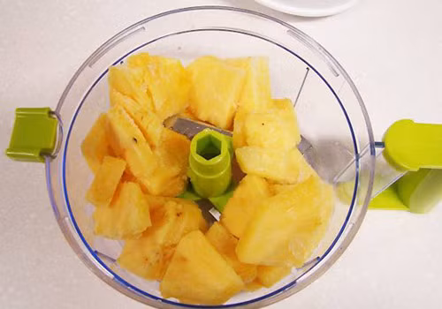 Cách làm nước ép bí đao dứa: dứa và bí đao, rửa sạch, gọt hết lớp vỏ xanh bên ngoài, bỏ hạt, thái miếng vừa rồi cho vào máy ép, ép lấy nước bí đao nguyên chất, trường hợp nhà bạn không có máy ép thì bạn thái bí đao thành từng miếng nhỏ, cho vào máy xay sinh tố, xay nhuyễn, cho thêm một ít nước cho dễ xay rồi lọc lấy nước, bỏ bã.