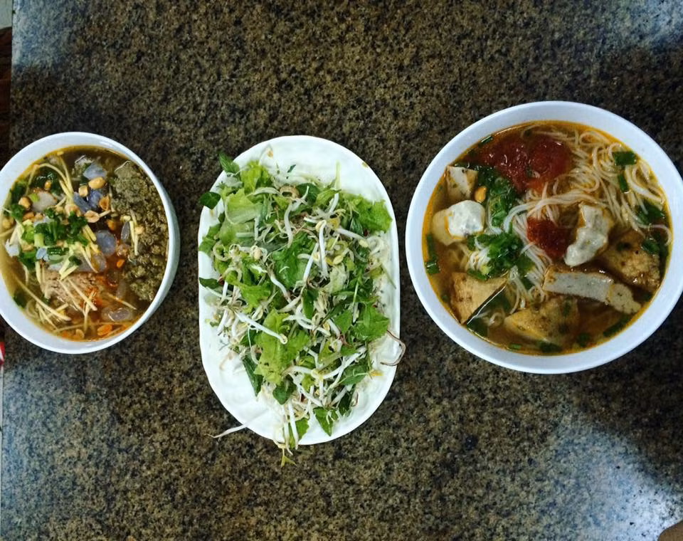 Bún cá Quy Nhơn. Bún chả là một trong những món ăn phổ biến dọc dải đất miền Trung, nhưng ở Quy nhơn bạn sẽ được thưởng thức với hương vị hoàn toàn khác biệt, bởi vì được chế biến kỹ lưỡng bằng bí quyết gia truyền. Nước dùng được nấu từ xương cá, đầu cá nên có vị ngọt dễ chịu. chả cá được lam từ cá tươi, hơn nữa bún chả cá còn ăn kèm với tương ớt được chế biến đặc trưng chỉ có ở Bình Định.