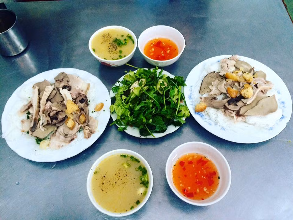 Bánh hỏi lòng heo. Đây là món ăn không thể thiếu mỗi buổi sáng của người dân Bình Định, bất kỳ du khách nào ghé Quy Nhơn đều phải thưởng thức món ăn này. Bánh hỏi được làm từ gạo như cách làm bún nhưng sợi bánh thanh mảnh hơn kết dính với nhau.