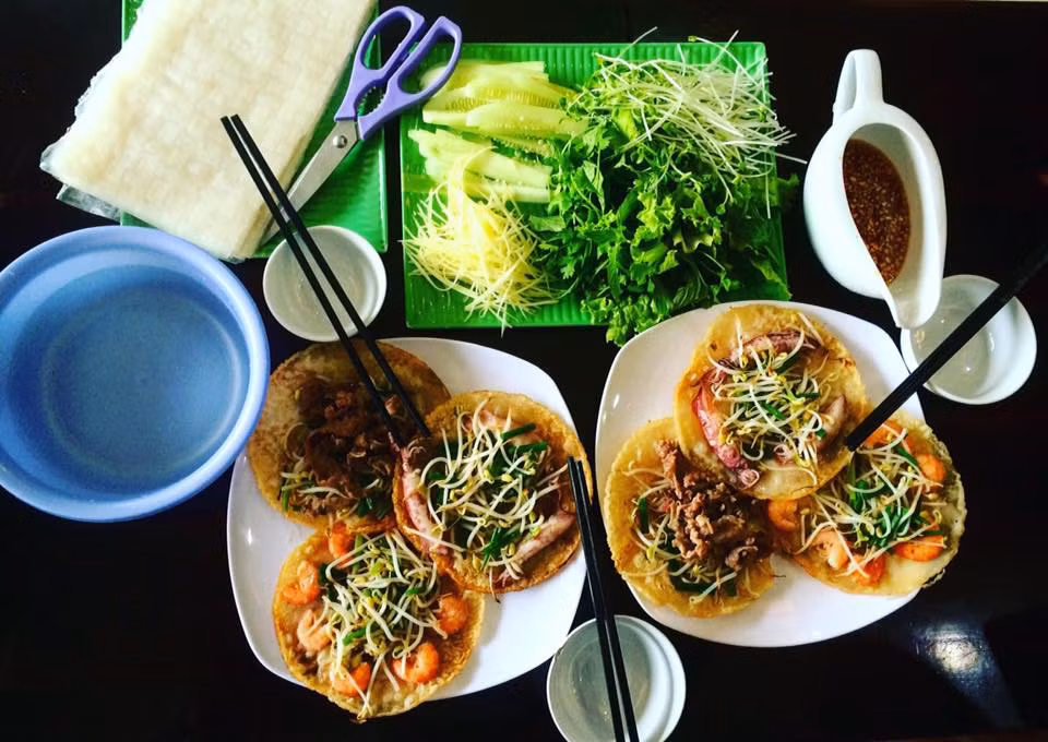 Bánh xèo tôm nhảy. Có câu cho rằng: “Nếu đã ghé Quy Nhơn, nhất định bạn phải thử bánh xèo tôm nhảy”. Thật vậy, nói đến món ngon Quy Nhơn không thể không nhắc đến món bánh xèo. Bánh xèo Bình Định với nét đặc trưng riêng, vỏ bánh là từ bột gạo nguyên chất, nhân bánh đa dạng từ tôm, mực đến bò tùy vào sở thích ăn uống của thực khách.