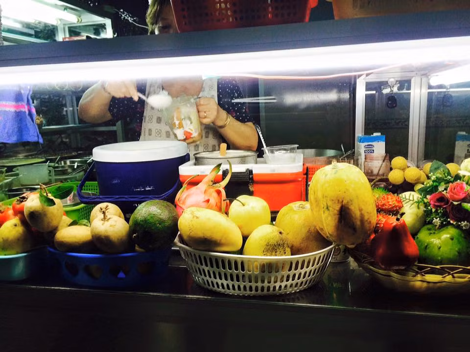 Chè Nhớ. Quán chè Nhớ 157 Ngô Mây có thể coi là quán chè nổi tiếng nhất Quy Nhơn, nằm ngay đường Ngô Mây, kế bên trường Đại Học Quy Nhơn nên còn gọi là quán chè sinh viên. Ngoài chè, khu đường Ngô Mây cũng nổi tiếng với nhiều món ăn vặt hấp dẫn khác.