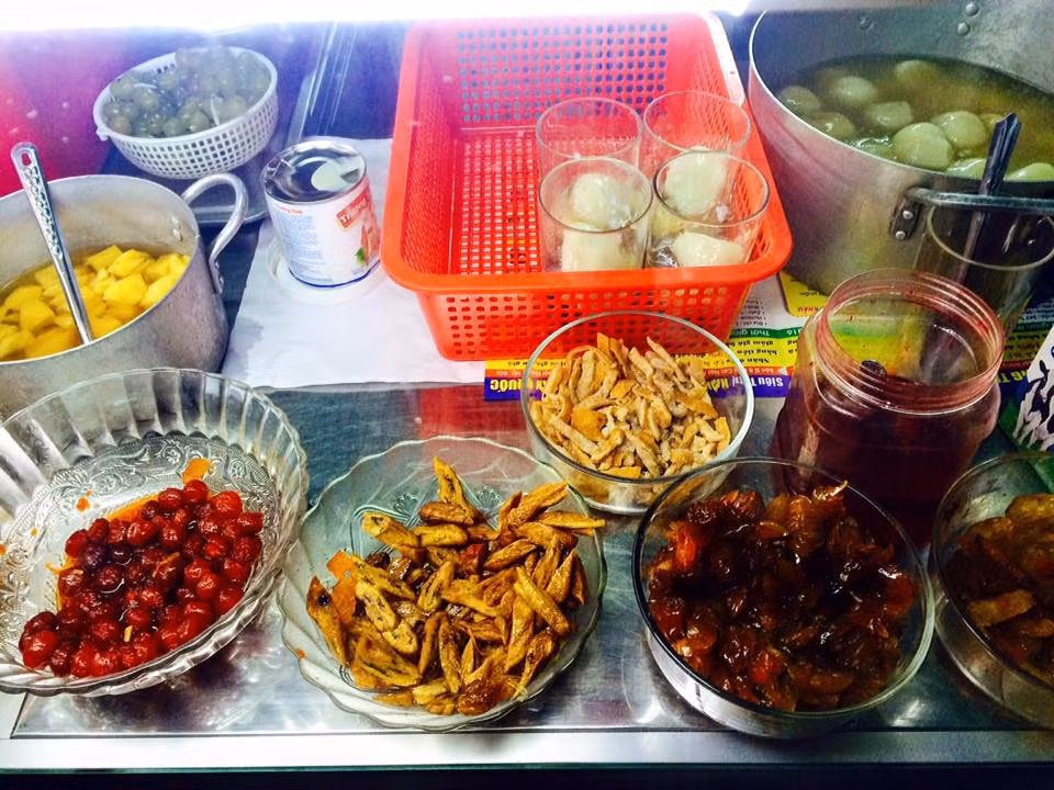 Quán bắt đầu bán từ 14h30, quy mô nhỏ nhưng thu hút được lượng khách rất lớn. Ở đây có khá nhiều loại chè: chè hoa quả, đông sương, chè đỗ xanh, chè thập cẩm,…