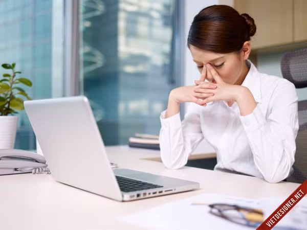 Bạn phải làm việc trên máy tính hớn 6h/ngày, bạn sử dụng smartphone quá nhiều khiến mắt bị mờ, nhạy cảm và yếu đi. Liên tục kéo dài hành động này có thể dẫn đến mắt bạn kém tầm nhìn, thậm chí dễ dẫn đến các bệnh về mắt như đau mắt, kích ứng mắt, khô mắt. Ảnh: Vietdesigner.net