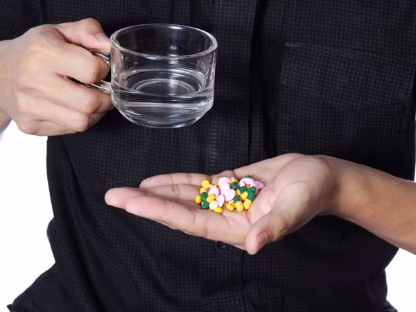 Các chuyên gia cảnh báo, bạn không nên lạm dụng thuốc ngủ nếu không thực sự cần thiết. Bởi, thuốc ngủ có thể gây ra tác dụng phụ như mất trí nhớ, giảm khả năng tập trung và ảnh hưởng xấu đến não bộ. Thật khó để biết được các dấu hiệu cơ thể nghiện thuốc ngủ và các triệu chứng liên quan. Tuy nhiên, khi bạn giảm liều thuốc ngủ hoặc quên không uống một ngày, cơ thể sẽ có nhiều triệu chứng như lo lắng, tăng nhịp tim, dễ bị kích thích hoặc các dấu hiệu nguy hiểm đến tính mạng.