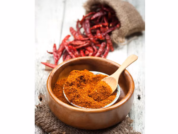 Bước 1: Trộn đều bột ớt với dầu oliu, lưu ý nên dùng thìa hoặc vật dụng để trộn hỗn hợp này.