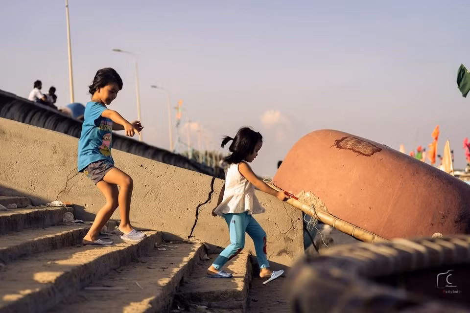 Trong khi người lớn tất bật với công việc, một số em nhỏ vui đùa.