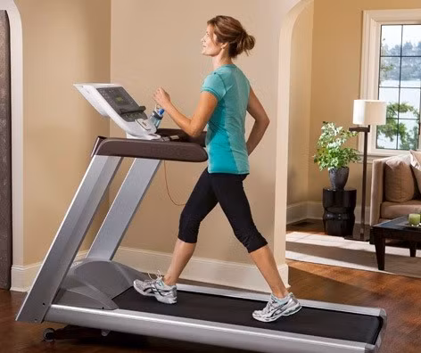 Tập luyện cường độ cao. Tập thể dục có thể giúp giảm chuột rút và cải thiện giấc ngủ. Tuy nhiên, trong ngày đèn đỏ bạn thường bị đau lưng và đau bụng, tốt nhất không nên thực hiện các bài tập thể lực cường độ cao, vì nó có thể làm trầm trọng thêm cơn đau của bạn.