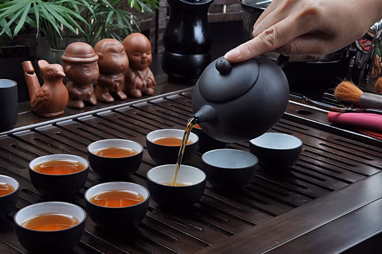 6. Họ tận hưởng thời gian bằng cách uống trà. Trà đạo được biết đến như một loại nghệ thuật thưởng thức trà trong văn hóa Nhật Bản, được phát triển từ khoảng cuối thế kỷ 12. Trà đạo không đơn thuần là con đường, là phép tắc uống trà mà trên hết là một phương tiện hữu hiệu nhằm làm trong sạch tâm hồn bằng cách hòa mình với thiên nhiên, tu sửa tâm, nuôi dưỡng tính và đạt tới giác ngộ.