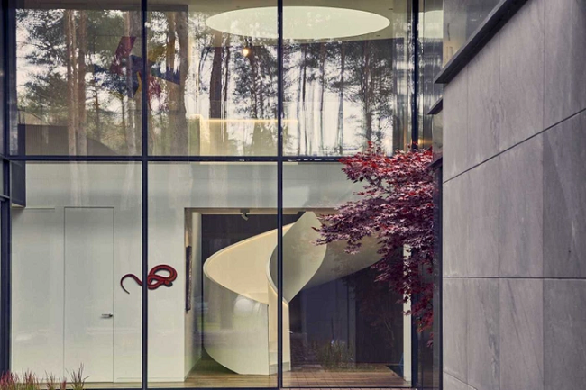 Từ cả bên ngoài lẫn bên trong ngôi nhà, dễ dàng nhận thấy các khu vực sinh hoạt chung được kết nối hài hòa với các không gian riêng tư như phòng ngủ và phòng tắm.