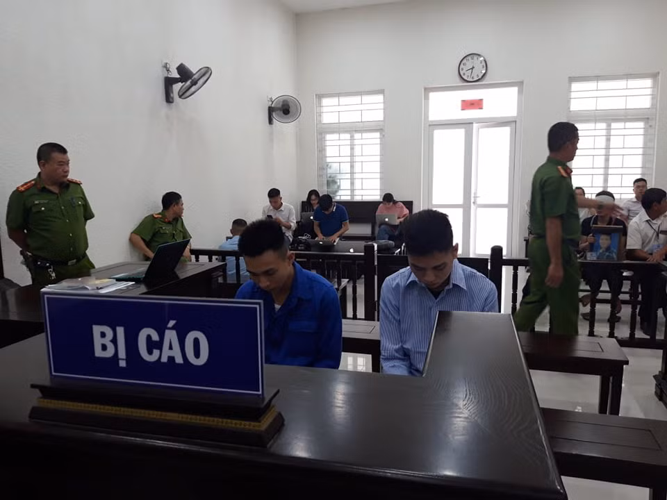 Tại tòa, Đinh Văn Giáp khai nhận có tiền án về tội buôn người, bị TAND TP Yên Bái xử 6 năm tù. Đối tượng này cũng khai đã bàn với Đinh Văn Trường về kế hoạch đi cướp: Nếu tài xế chống trả thì sẽ "xử" luôn! Trong trường hợp phải giết người, hai đối tượng còn dự định sẽ vứt xác nạn nhân vào một ao bèo.