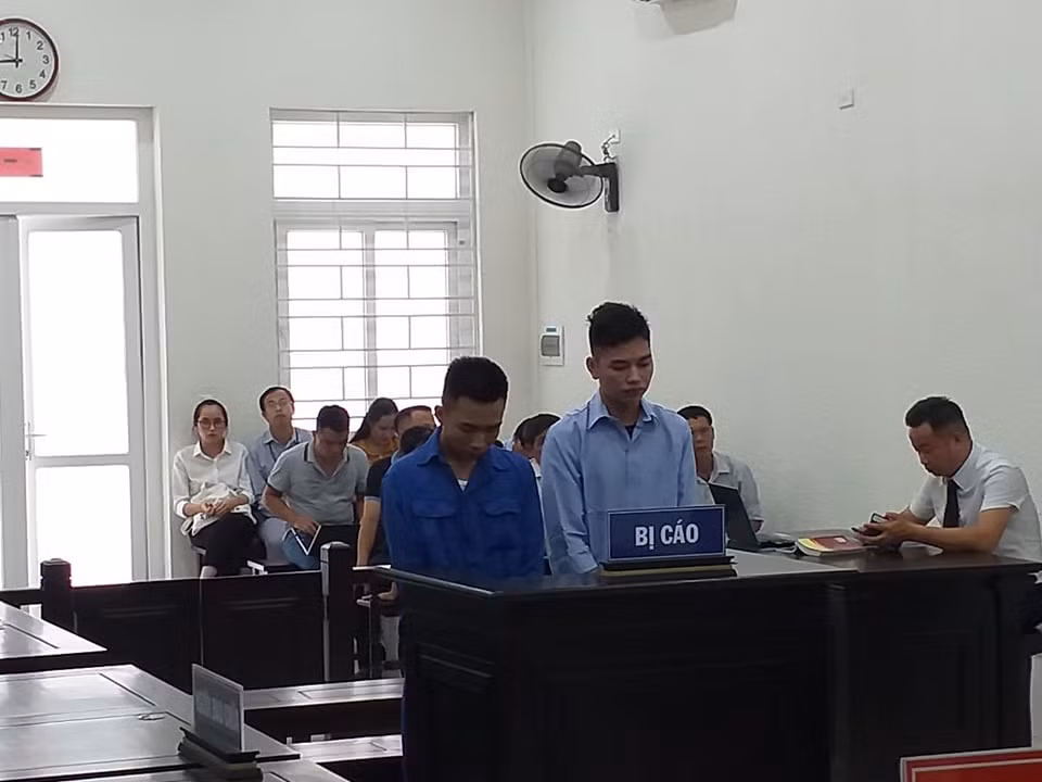 Khi đến khu đất gần Đại học Mỏ địa chất thuộc phường Thụy Phương (quận Bắc Từ Liêm), Trường vờ nói đi sai đường để yêu cầu tài xế vòng xe lại. Anh Sang quay lại nhưng đi được 20m thì xe chết máy. (Ảnh: Hai đối tượng Giáp và Trường khi bị bắt.)