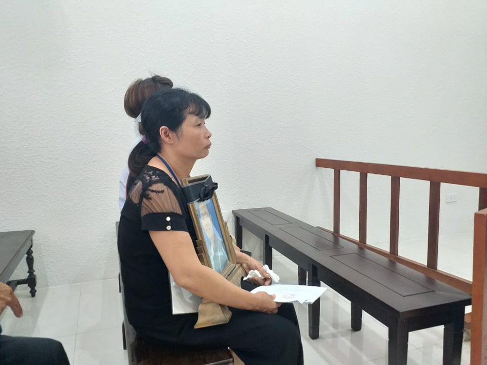 Bà Nguyễn Thị Thu (52 tuổi, mẹ bị hại) nghẹn ngào cho biết: Từ ngày xảy ra vụ án, cuộc sống gia đình bà đảo lộn hoàn toàn. Bản thân bà chẳng bao giờ ngủ ngon giấc vì thương nhớ cậu con trai.