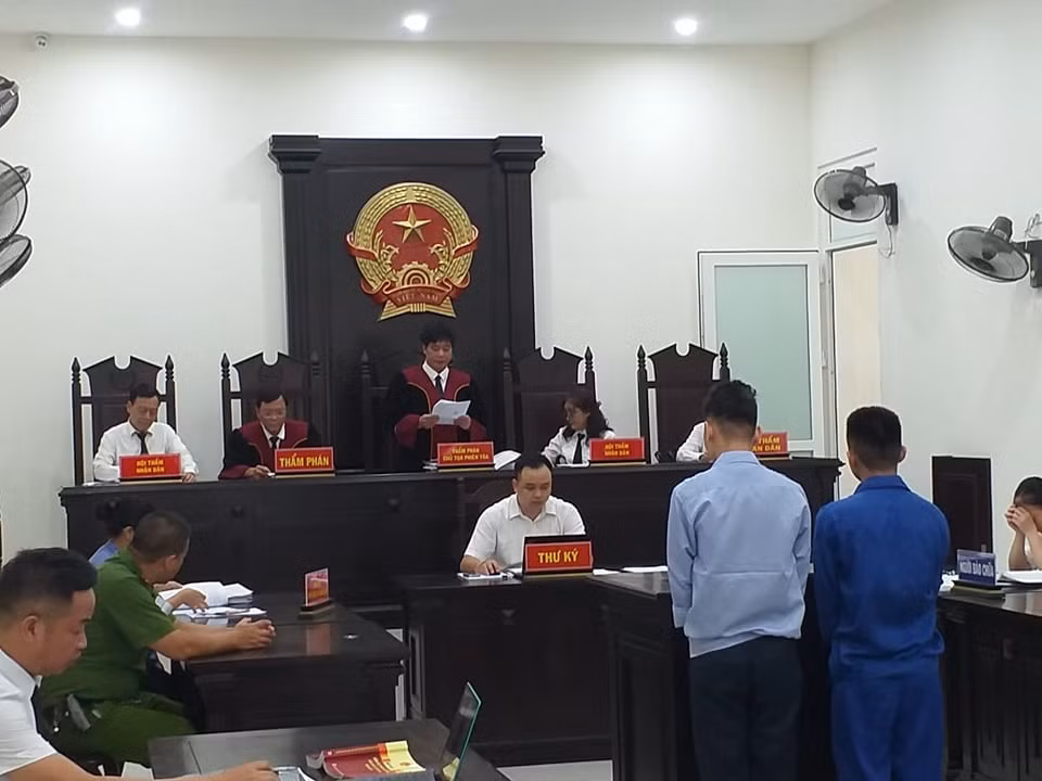 Cũng theo kế hoạch đã bàn trước đó, khoảng 20h cùng ngày, Giáp và Trường đi bộ ra khu vực cổng chính bến xe Mỹ Đình. Tại đây, chúng thấy anh Nguyễn Cao Sang (sinh viên) đang ngồi trên xe máy Yamaha Exciter chờ khách. Giáp đi đến bảo anh Sang chở mình về khu vực phường Cổ Nhuế gần Học viện Cảnh sát nhân dân và anh Sang đồng ý.