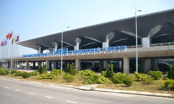 Dinh chi to bay khong tuan thu lenh kiem soat khong luu o san bay Vinh