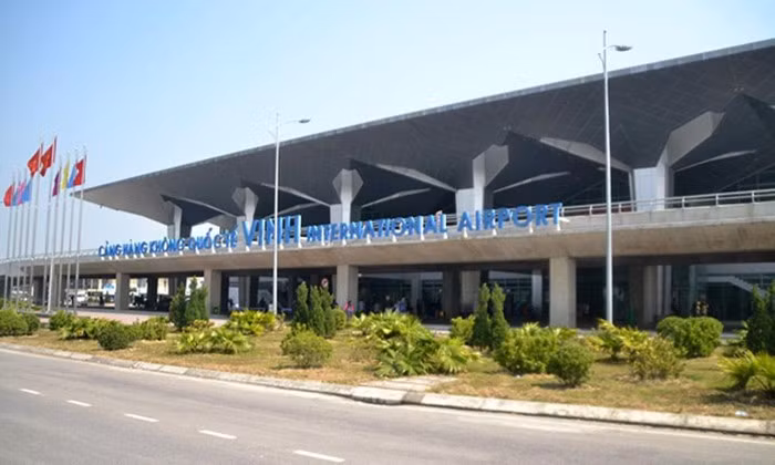 Dinh chi to bay khong tuan thu lenh kiem soat khong luu o san bay Vinh