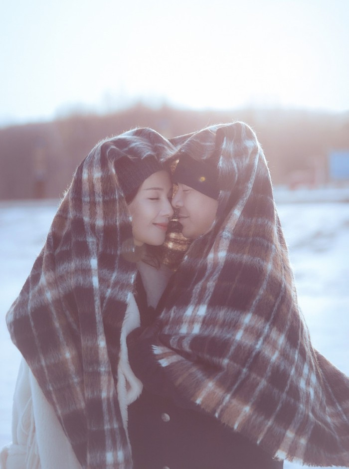 Vương Kha tỏ ra là người rất quan tâm và chiều chuộng bà xã. Anh khen ngợi Lưu Đào là người phụ nữ luôn xinh đẹp kể cả khi để mặt mộc và ăn mặc xuề xòa. Niềm vui của Vương Kha là được ở bên người vợ xinh đẹp: "Cô ấy ở đâu, tôi ở đó". Ngoài ra, Vương Kha còn dành sự ngưỡng mộ với tính cách kiên cường của bà xã. Anh nói: "Tôi thật sự phục Lưu Đào ở điểm cô ấy chẳng bao giờ ngồi yên một chỗ để than kể về nỗi thống khổ của bản thân. Cô ấy bảo có vấn đề gì chứ, cứ làm thôi".