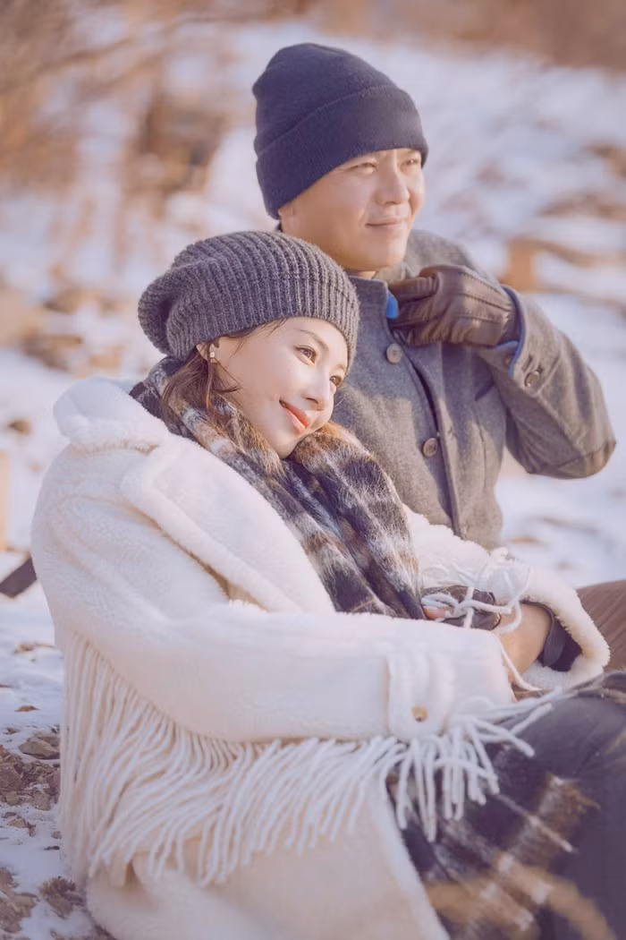 Tháng 9/2017, nhân kỷ niệm 10 năm ngày cưới, Vương Kha khiến nhiều người xúc động khi chia sẻ đoạn tâm sự dài của mình: "Lúc tôi nhụt chí nhất, cô ấy mặc phận nữ nhi mà bao bọc tôi, gánh vác tất cả, đưa tôi trở lại thời khắc đỉnh cao. So với cô ấy, tôi là kẻ hồ đồ. Tôi phải dành cả đời mình, để trả ơn nghĩa của vợ".