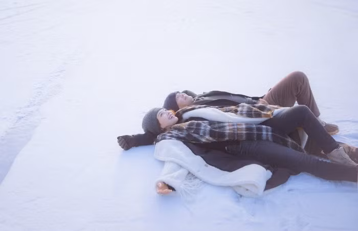 "Khi xưa tôi từng phạm hết tất cả sai lầm, làm tổn thương những người yêu thương mình, làm hại cả thân thể mình, tiêu xài tiền bạc chẳng khác nào nước chảy. Đến bây giờ khi đã già, nhìn trong gương tôi chẳng còn nhận ra mình nữa. Nhưng tuổi xuân qua đi, con rồng kiêu ngạo năm nào cũng biết hối hận. Là Đào, chưa bao giờ oán hận một câu. Khi đó sóng gió càng mạnh mẽ, cô ấy càng kiên cường. Mười năm gian khổ dùng yêu thương đắp nặn, hóa mồ hôi của tuổi trẻ tận tình giảng dạy cho tôi. Đào giúp tôi hiểu cách phải đối xử với bản thân và cuộc sống thật tốt mới không lãng phí sinh mệnh của chính mình. Là Đào đã tạo ra một con người mới như tôi ngày hôm nay" - Vương Kha xúc động chia sẻ tình yêu dành cho vợ.