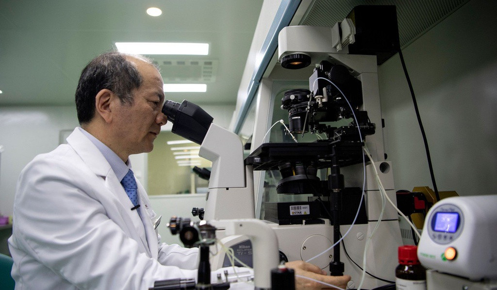 Phu nu Trung Quoc giau co chi dam de mua tinh trung nguoi da trang