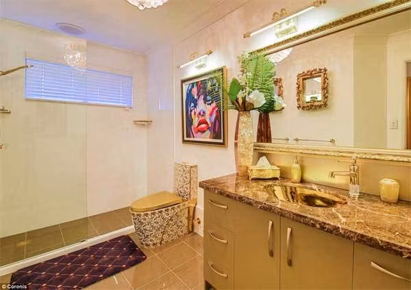 Ngam ngoi nha dat vang tu cong vao toi toilet