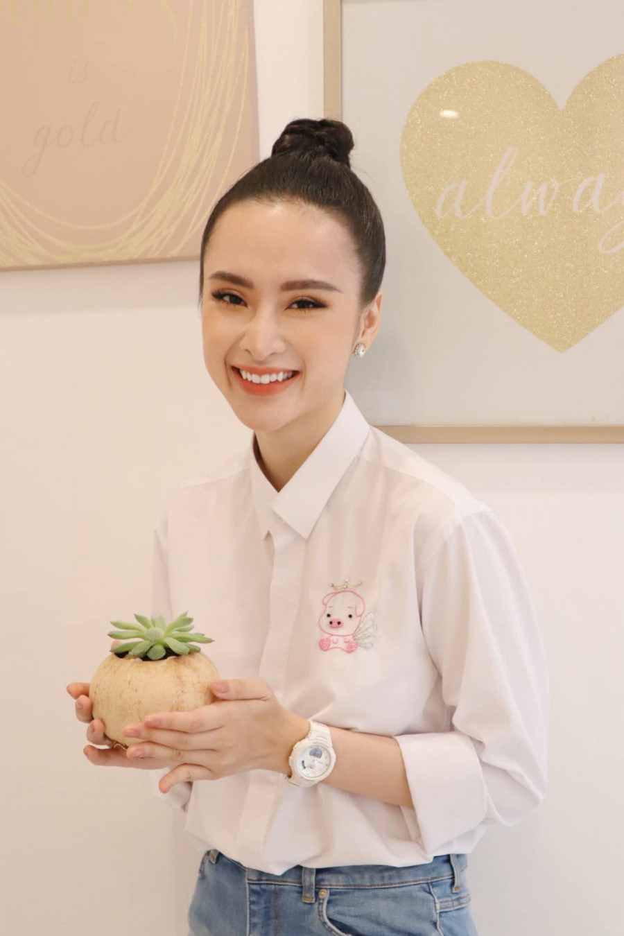 Bat ngo cuoc song cua Angela Phuong Trinh sau 1 nam vang bong-Hinh-3