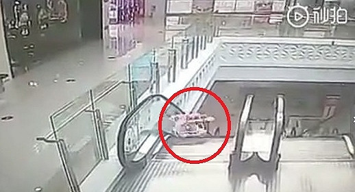 Be 9 thang tuoi ngoi xe tap di nga nhao xuong thang cuon