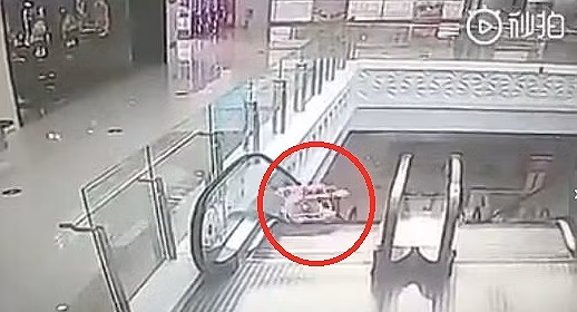 Be 9 thang tuoi ngoi xe tap di nga nhao xuong thang cuon